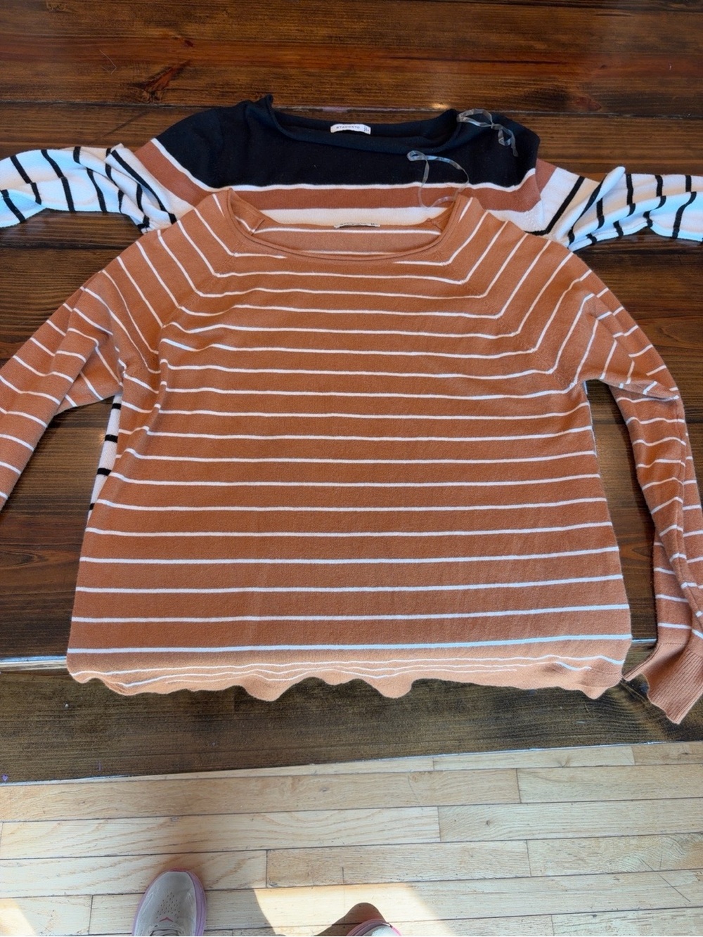 Bundle 2 crewneck Sweaters and black and rust